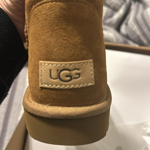 Uggs classic boot. Size 9 chestnut nwt - Picture 8 of 9